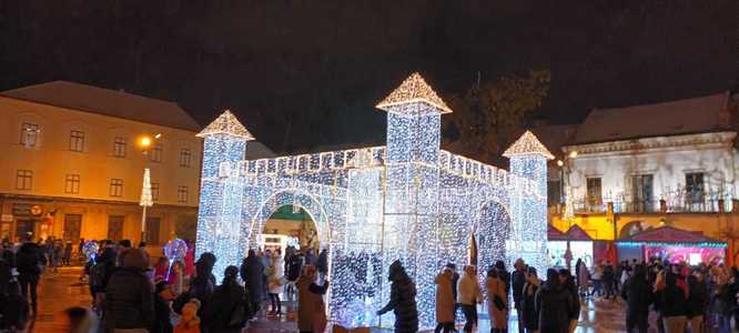 S-a deschis Târgul de Crăciun, la Timişoara / Moş Crăciun ajunge în Piaţa Victoriei în 22 decembrie
