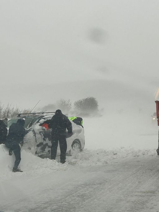 Tulcea: Aproape 400 de persoane au fost salvate din autoturismele blocate ori au fost asistate de serviciile de urgenţă / Două sectoare de drumuri judeţene sunt încă închise / Mai sunt localităţi fără energie electrică