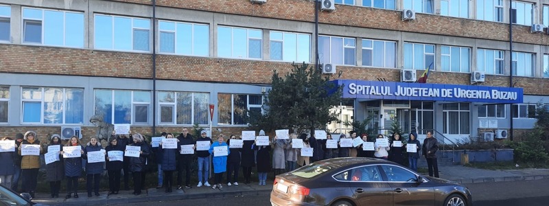 Angajaţii TESA de la Spitalul Judeţean de Urgenţă Buzău, în a treia zi de proteste - FOTO