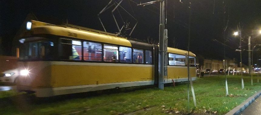 Un tramvai a lovit un stâlp, în timpul unor teste pe un bulevard din Timişoara care a fost modernizat/ Spaţiul dintre linie şi stâlp este prea îngust