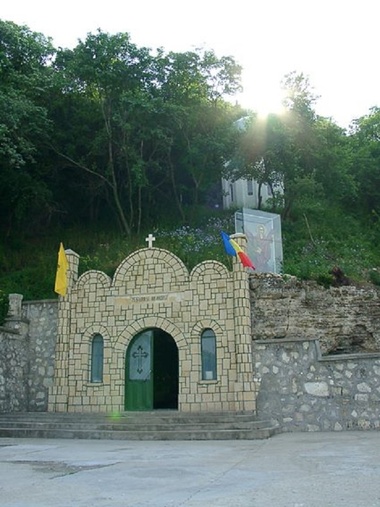 Arhiepiscopul Tomisului va oficia Sfânta Liturghie la mănăstirea ”Peştera Sfântului Apostol Andrei”/ Mii de credincioşi sunt aşteptaţi 