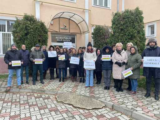 UPDATE - Protestul salariaţilor din Casele Judeţene de Pensii se suspendă, după ce sindicaliştii au convenit cu premierul o majorare salarială / Ciolacu a cerut ca pensiile să fie plătite la timp / Restul sindicaliştilor decid luni calandarul acţiunilor