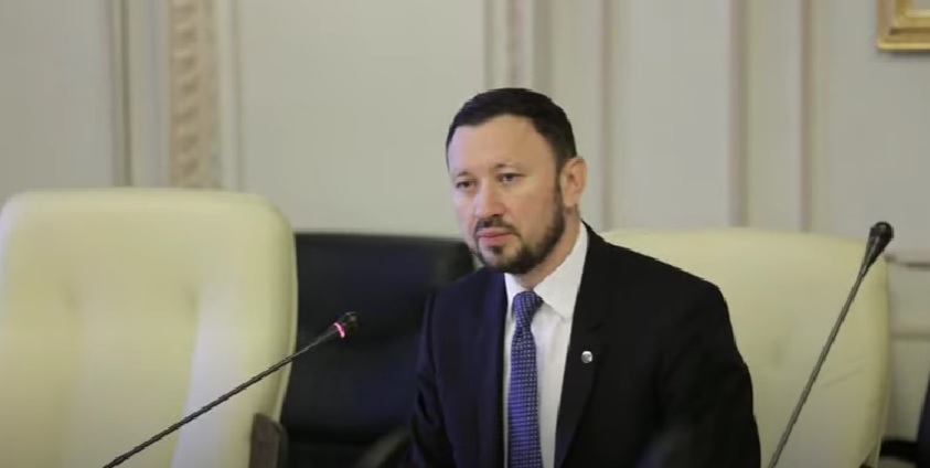 Mircea Fechet, ministrul Mediului: Nu vom vedea de mâine rafturile pline de ambalaje SGR / În prima lună, ne aşteptăm să avem pe piaţă 2% din ambalaje, până la 1 iulie, întregul raft al magazinului va fi exclusiv cu ambajaj SGR