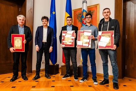 Luminile din Târgul de Crăciun din Bucureşti, aprinse de elevi medaliaţi cu aur la Olimpiada Internaţională de Matematică / Nicuşor Dan i-a primit la sediul Primăriei