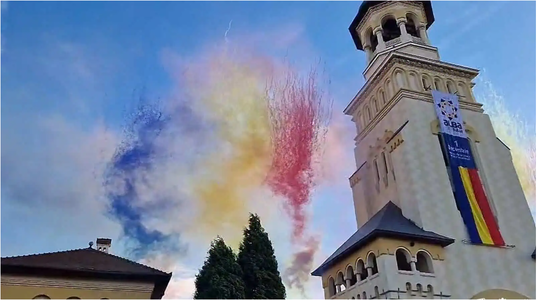 1 Decembrie la Alba Iulia - Artificii de zi în culorile tricolorului, în Cetatea Alba Carolina. Spectacol pe cerul oraşului de Ziua Naţională - FOTO