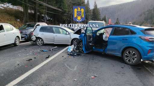 UPDATE - DN 1, blocat sâmbătă după-amiază, în staţiunea Predeal, în urma unui accident rutier / Circulaţia a fost reluată / Două persoane, la spital / Coloane de maşini, pe ambele sensuri de mers