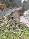 Drumul care duce către zona turistică „Vălul Miresei” din judeţul Cluj, surpat în zona acostamentului, din cauza ploilor / Autorităţile intervin pentru evacuarea a circa 100 de turişti - FOTO