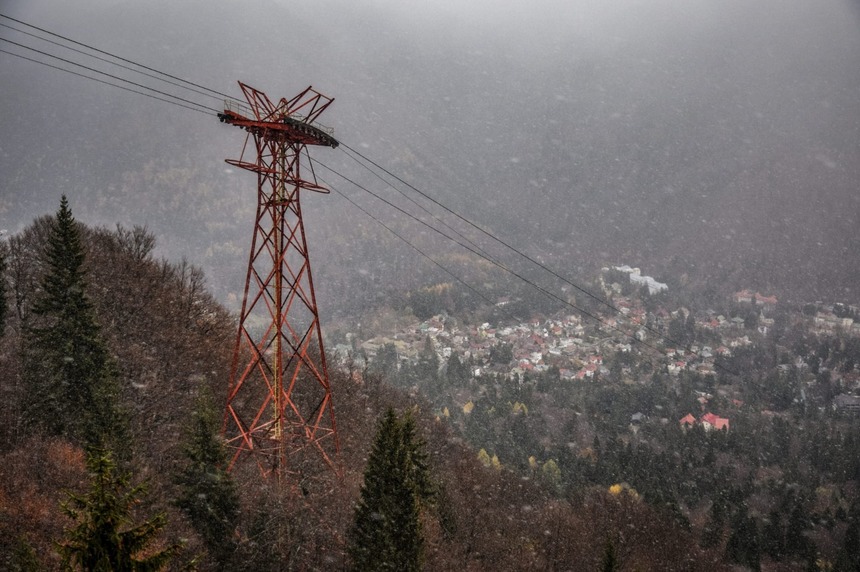 Vânzarea cartelelor pentru gondola care urcă de la Cota 1400 la Cota 2000 din Masivul Bucegi, sistată, duminică din cauza vântului puternic