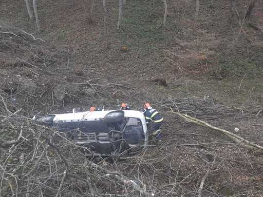 Accident pe Valea Oltului / Patru persoane au scăpat nevătămate, după ce autoturismul în care se aflau a căzut într-o prăpastie - VIDEO
