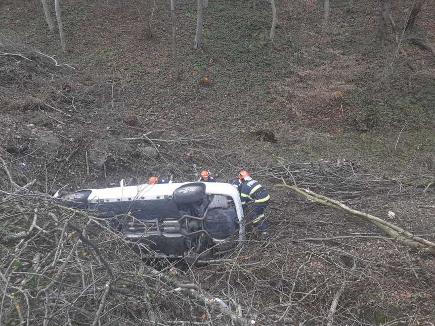 Accident pe Valea Oltului / Patru persoane au scăpat nevătămate, după ce autoturismul în care se aflau a căzut într-o prăpastie - VIDEO