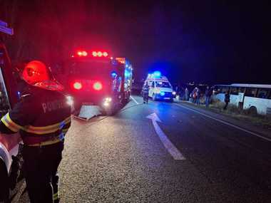 UPDATE - Timiş: Accident rutier în care au fost implicate un autocar cu 52 de persoane, un microbuz de transport marfă şi o maşină / Trei persoane, transportate la spital / Traficul a fost reluat