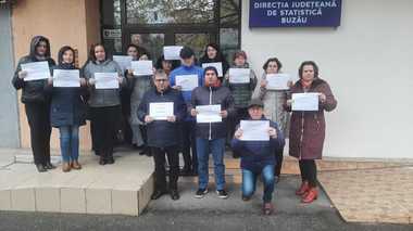 Protest al angajaţilor Direcţiei Judeţene de Statistică Buzău, care reclamă discriminări salariale