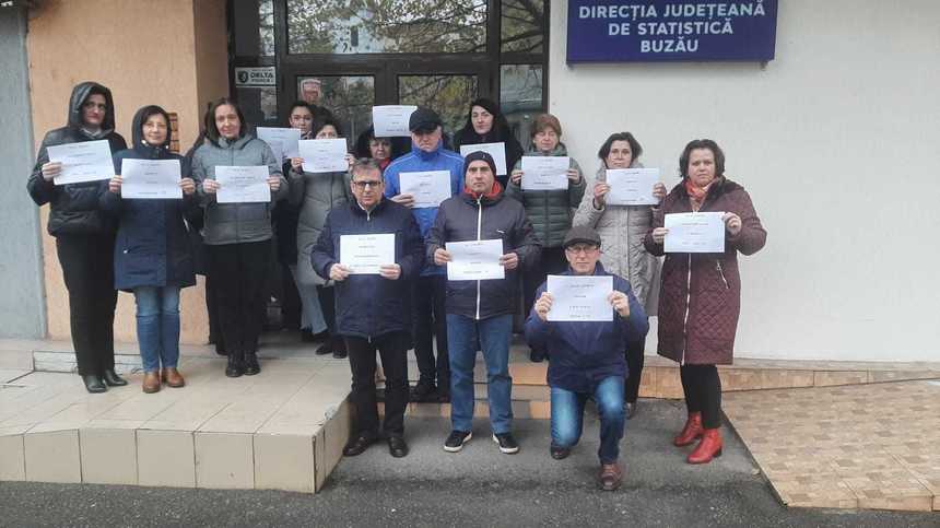 Protest al angajaţilor Direcţiei Judeţene de Statistică Buzău, care reclamă discriminări salariale
