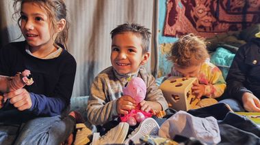 Studiu World Vision România: Peste şapte din zece copii de la sate n-au mers niciodată la un spectacol de Crăciun sau într-o excursie de iarnă / Doar 1% dintre adolescenţi spun că nu au motive de stres în perioada sărbătorilor de iarnă