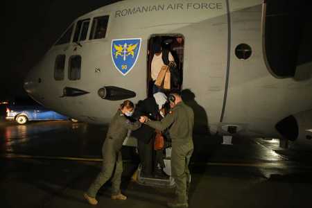 MAE: Un grup de 30 de persoane, cetăţeni români şi familiile acestora, evacuate din Fâşia Gaza, a ajuns în România - VIDEO