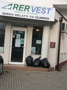 Alba Iulia: Un bărbat a dus la sediul firmei de salubrizare deşeurile neridicate la timp: ”Ca să nu le stric sărbătorile, pentru ei începute de vreo două săptămâni, le-am dus eu, la birou, sacii”