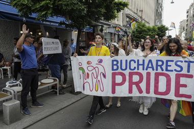 35 de organizaţii neguvernamentale susţin campania ACCEPT numită „Protejaţi toate familiile”, care prevede adoptarea de instrumente de protecţie şi recunoaştere legală pentru toate familiile din România