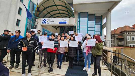 Protest spontan al angajaţilor de la Radio Iaşi: Jurnaliştii au ieşit pe treptele instituţiei cerând majorarea salariilor