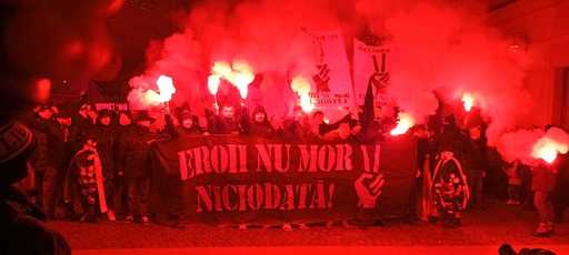 Timişoara: Marşul Eroilor, în memoria eroilor căzuţi la Revoluţia din Decembrie 1989, organizat de suporterii echipelor de fotbal / În timpul momentului de reculegere, pe scenă se desfăşura un spectacol de muzică populară
