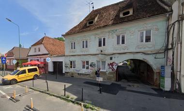 Braşov: Sute de proprietari de clădiri riscă să plătească impozite cu până la 500% mai mari din cauză că nu şi-au renovat faţadele locuinţelor. Valoarea majorării impozitelor, stabilită pentru fiecare imobil