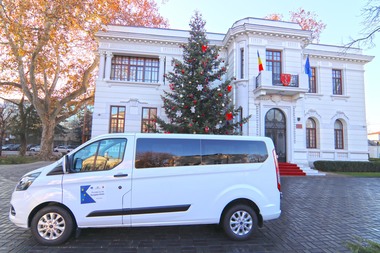 CJ Galaţi a cumpărat, cu fonduri europene, un nou microbuz pentru transportul cadrelor medicale de la Spitalul Orăşenesc Târgu Bujor