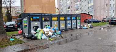 Un bărbat din Alba Iulia a dus pentru a doua oară, luna aceasta, deşeurile neridicate de firma de salubritate la sediul acesteia/ Angajaţii companiei au chemat Poliţia Locală