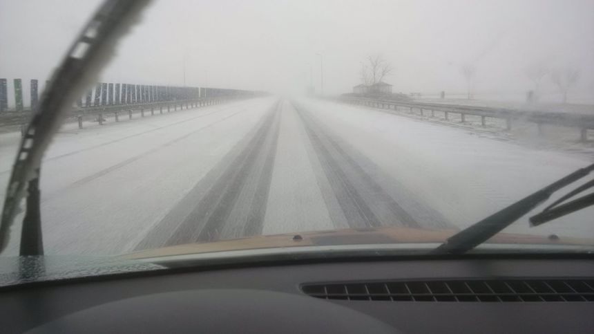 Trafic rutier în condiţii de iarnă pe DN1 Ploieşti-Braşov, între Sinaia şi Predeal / Ninge viscolit, iar carosabilul este acoperit cu zăpadă