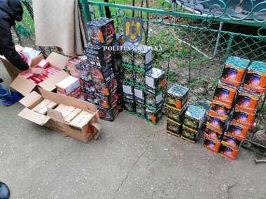 Dolj: Poliţiştii au fost confiscat 270 de kilograme de materiale pirotehnice, în urma unor percheziţii - VIDEO