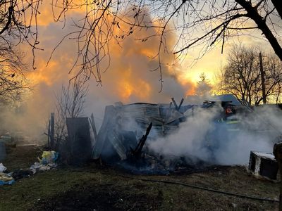 Argeş: Bărbat mort, după ce casa în care locuia a fost cuprinsă de flăcări / Tavanele au ars şi s-au prăbuşit peste el - VIDEO 