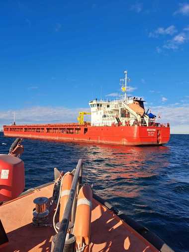 Un marinar ucrainean, cu dureri abdominale, aflat la bordul unei nave cargo în Marea Neagră, preluat de un echipaj ARSVOM şi adus la ţărm 