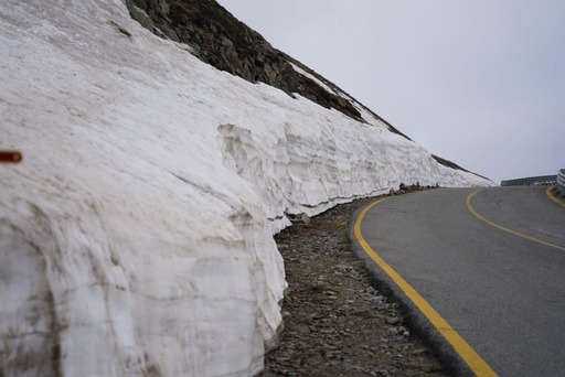 Gorj: Şofer amendat şi cu permisul suspendat, după ce a intrat pe Transalpina, drum închis în această perioadă a anului