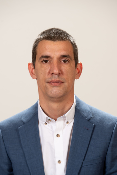 Un senator neafiliat a depus un proiect care interzice staţionarea autovehiculelor cu motorul termic pornit în oraşe şi municipii / Ion-Dragoş Popescu: Este o măsură concretă anti-poluare