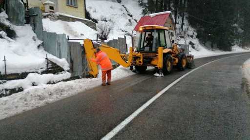 Alba: Mai multe avarii la reţelele electrice din zona Munţilor Apuseni, din cauza copacilor căzuţi, au fost remediate / Traficul se desfăşoară în condiţii de iarnă, însă nu sunt drumuri blocate 