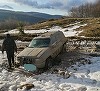 Prahova: Trei tineri au sunat la 112, pentru că au rămas blocaţi pe munte, cu un autoturism / Salvatorii i-au recuperat, transmiţându-le că nu au atribuţii în tractarea vehiculelor