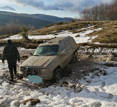 Prahova: Trei tineri au sunat la 112, pentru că au rămas blocaţi pe munte, cu un autoturism / Salvatorii i-au recuperat, transmiţându-le că nu au atribuţii în tractarea vehiculelor