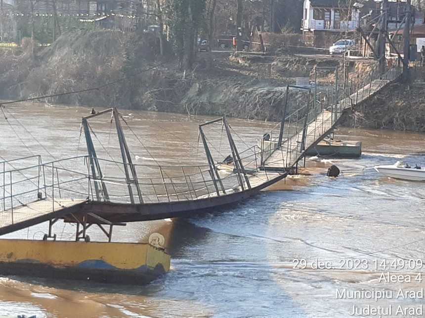 Podul de pontoane care asigură traversarea râului Mureş spre „Trei Insule” a fost  avariat