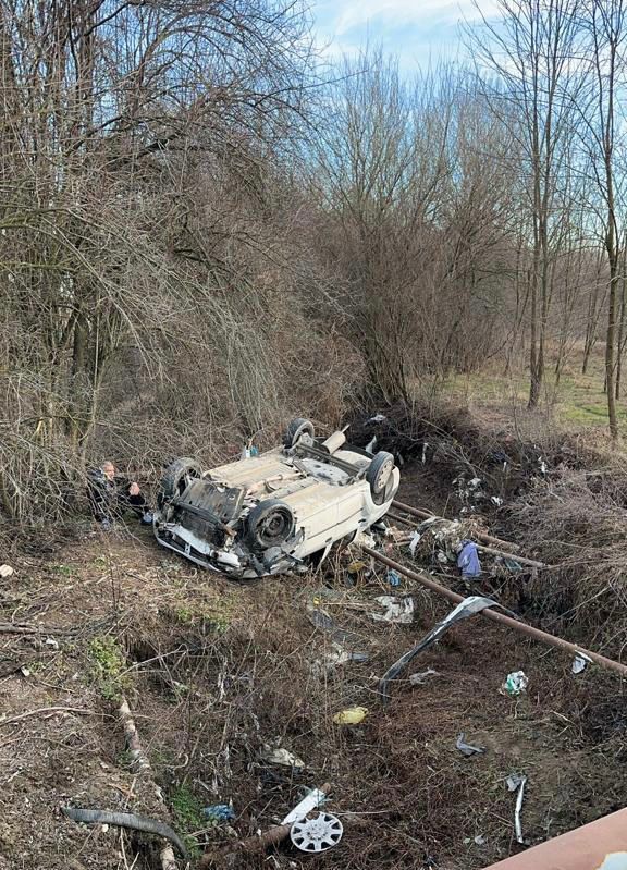 Gorj: Un mort şi doi răniţi, după ce un autoturism a derapat, pe DN 67 B şi s-a răsturnat în afara carosabilului