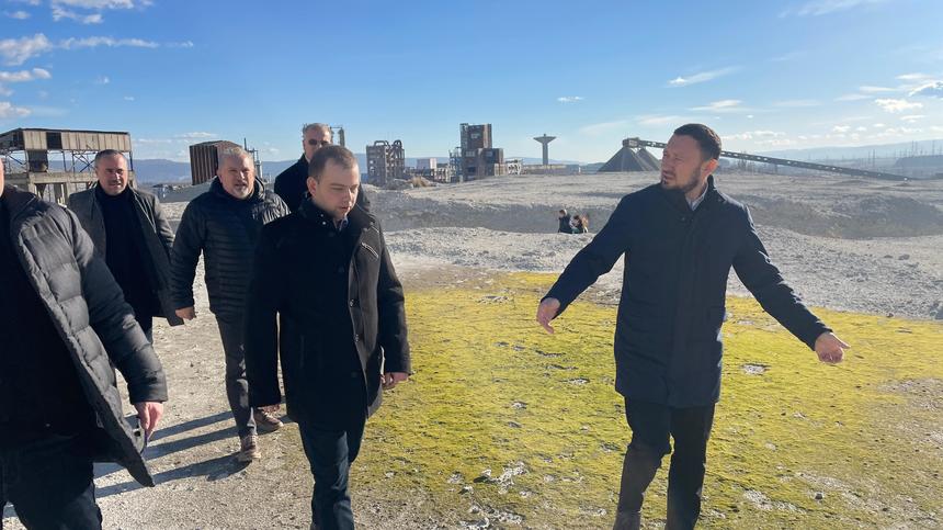 Ministrul Mediului, vizită la depozitul de deşeuri industriale periculoase de fosfogips Sofert Bacău, care se intinde pe 16 hectare, pentru care plătim 18000 de euro/zi: Urmează să se emită acordul de mediu pentru ecologizarea lui