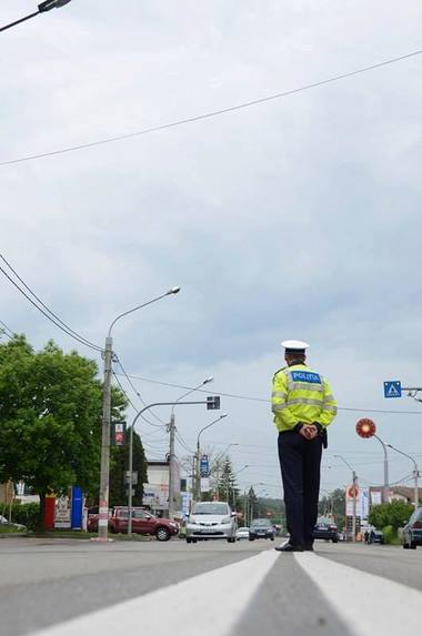 Bacău: Accident între o maşină şi o căruţă/ Două persoane primesc îngrijiri medicale la faţa locului / Circulaţia se desfăşoară pe un singur fir alternativ