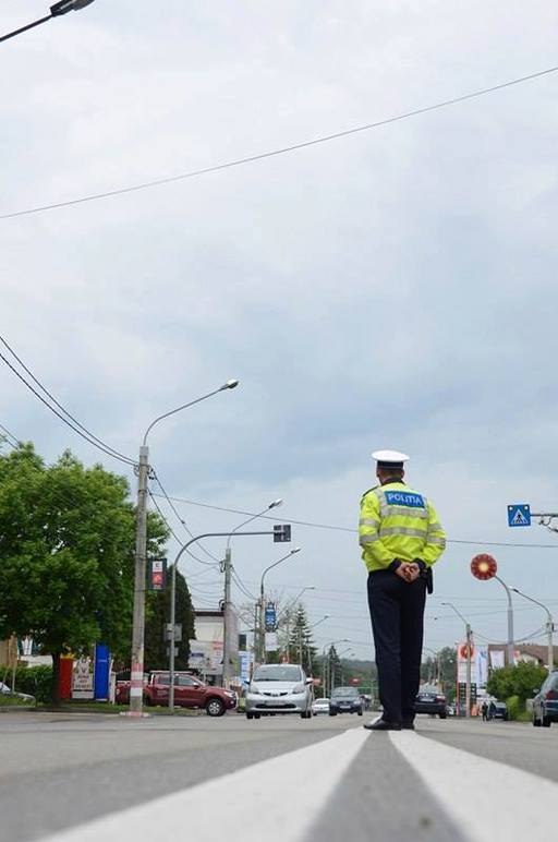 Bacău: Accident între o maşină şi o căruţă/ Două persoane primesc îngrijiri medicale la faţa locului / Circulaţia se desfăşoară pe un singur fir alternativ