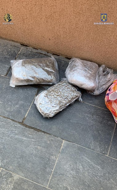 Iaşi: Poliţiştii şi procurorii DIICOT au reţinut o persoană, după ce au descoperit în locuinţa acesteia 1,4 kg canabis pe care intenţiona să le comercializeze / Magistraţii au dispus arestarea preventivă pentru 30 de zile - FOTO