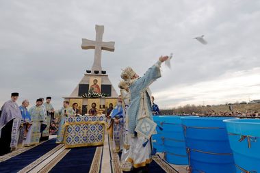 Buzău - Aproape 1.000 de participanţi la slujba de Bobotează oficiată pe malul râului/ Crucea aruncată în apă a fost prinsă de un bărbat de 35 de ani, fiind al doilea an în care el a reuşit acest lucru - FOTO