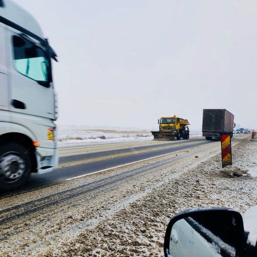 Vrancea - Lapoviţă şi ninsoare, în zona de nord a judeţului fiind viscol puternic, cu porţiuni de drum cu circulaţie îngreunată. Prefectul declară că nu sunt drumuri închise - FOTO
