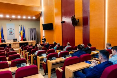 PMB: Având în vedere prognoza meteo care anunţă scăderea temperaturilor şi precipitaţii mixte, operatorii de salubritate din toate sectoarele sunt pregătiţi să acţioneze cu 379 de utilaje