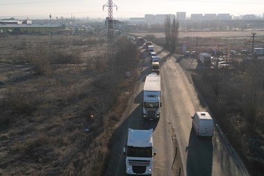 UPDATE - Proteste ale transportatorilor. Unii participanţi au pornit în coloană către Bucureşti. Ei reclamă valoarea mare a poliţelor RCA şi sunt nemulţumiţi de introducerea de taxe noi / Ministru: Nicio asociaţie nu îşi asumă protestul - FOTO, VIDEO