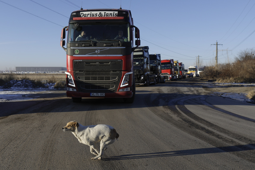 UPDATE - Protestul transportatorilor continuă, pentru a doua zi consecutiv/ Lista revendicărilor/ Grindeanu a discutat cu unele asociaţii ale transportatorilor - FOTO