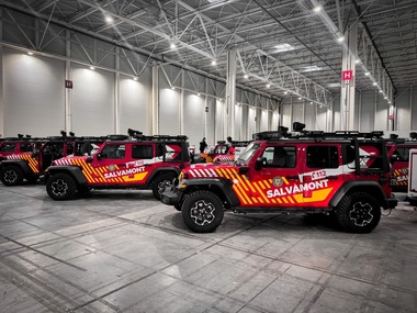 Noi echipamente intrate în dotarea IGSU, printre care ambulanţe pentru transportul pacienţilor cu risc biologic, perne de salvare de la înălţimi/ Peste 50 de autospeciale pentru zone greu accesibile ajung la Jandarmerie şi Salvamont