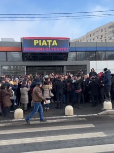 Câteva sute de persoane au protestat, la apelul lansat de AUR Bucureşti, împotriva demolării Pieţei Berceni-Olteniţei