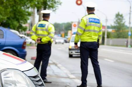 O conducătoare auto, în vârstă de 45 de ani, care a încercat să fugă de un control al Poliţiei în Sectorul 1, blocată în trafic şi scoasă cu forţa din maşină 