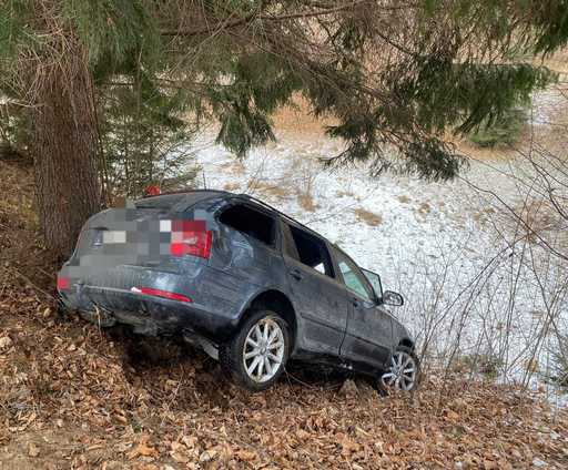 Accident spectaculos  în judeţul Argeş / Un autoturism a ajuns într-o râpă - FOTO